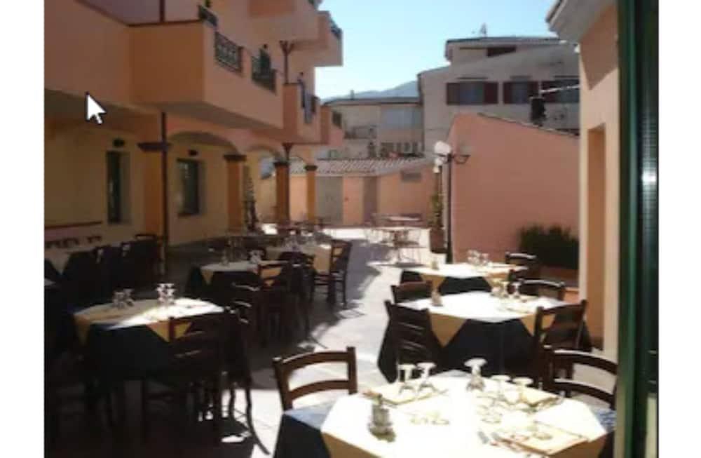 Hotel Baia Marina Orosei Exteriör bild