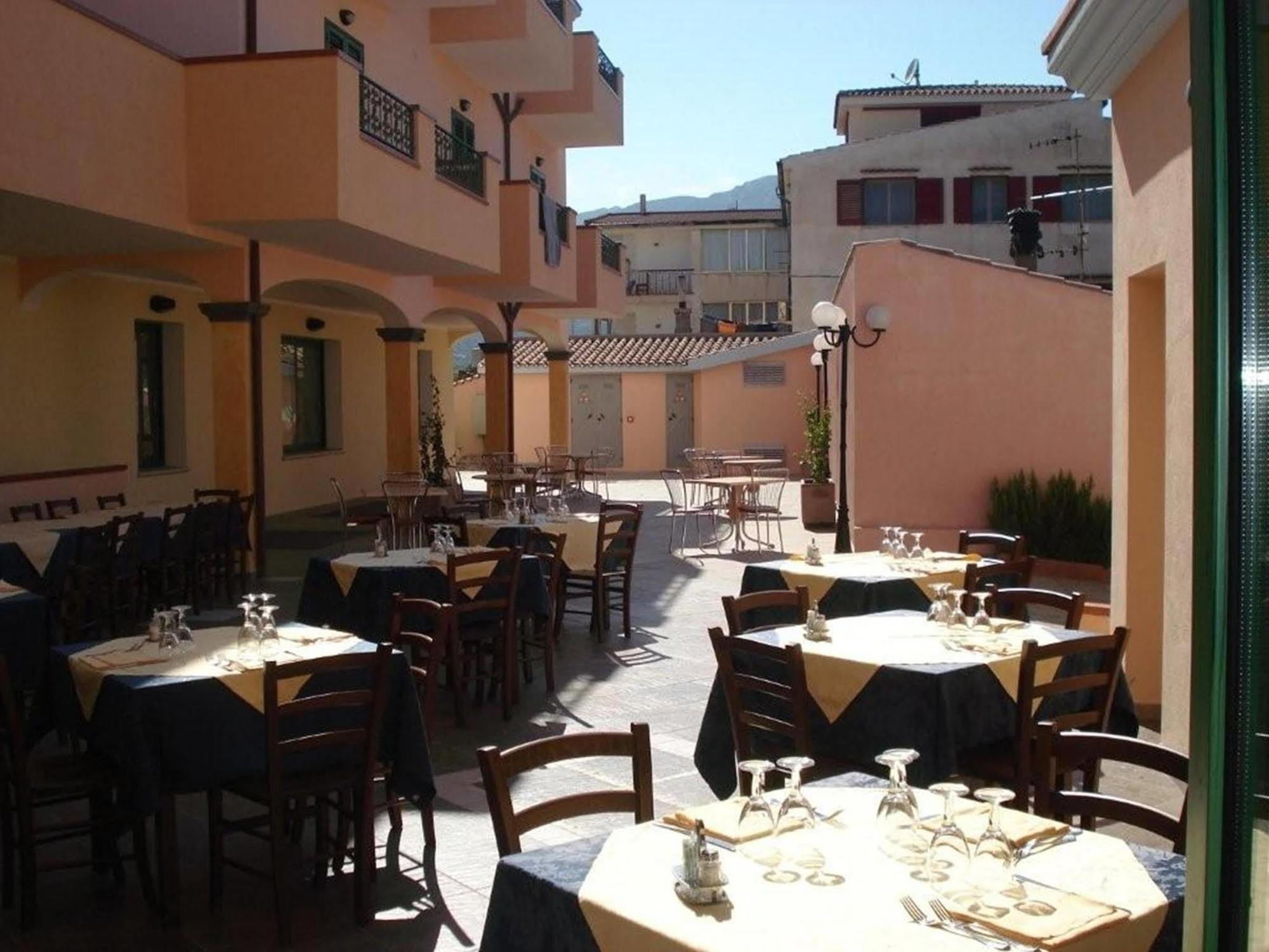 Hotel Baia Marina Orosei Exteriör bild